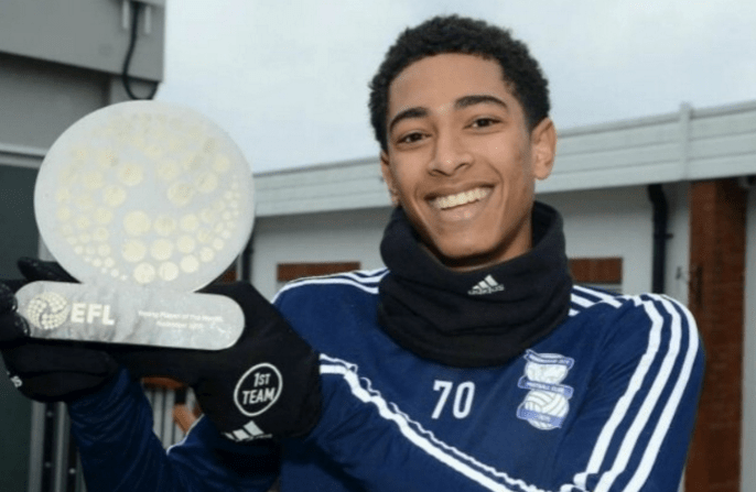 德甲半场：费尔南德斯连送精彩扑救，奥格斯堡0-0汉堡（德甲半场：费尔南德斯连连神扑，奥格斯堡与汉堡互交白卷）