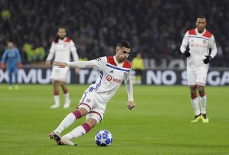 弗兰克：中国非常自由和安全，商品非常便宜，菜味道出奇地好（弗兰克称中国自由安全、物价低廉，菜肴格外美味）