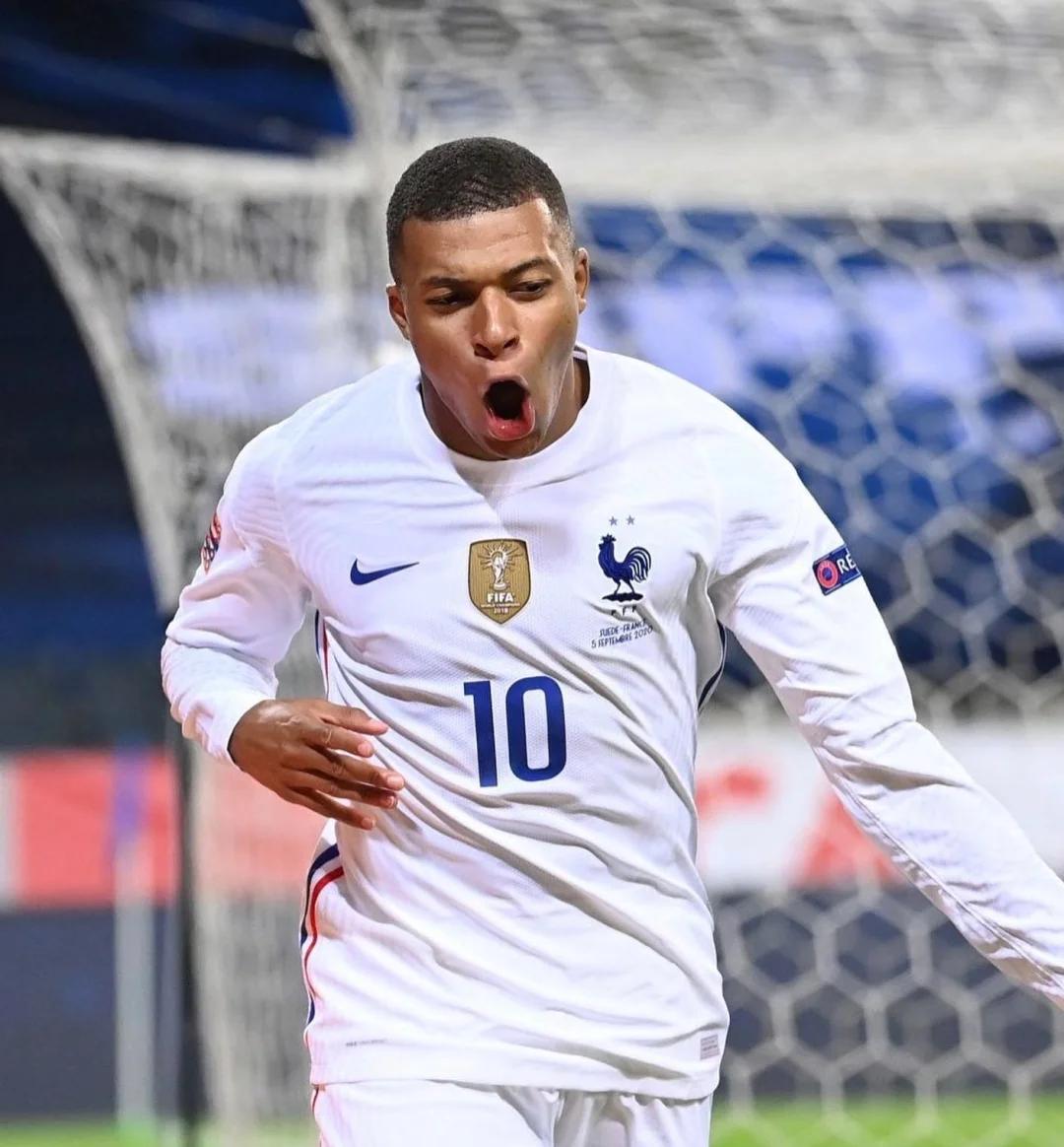 门将关键扑救锁定胜局（门将神勇一扑定胜负）