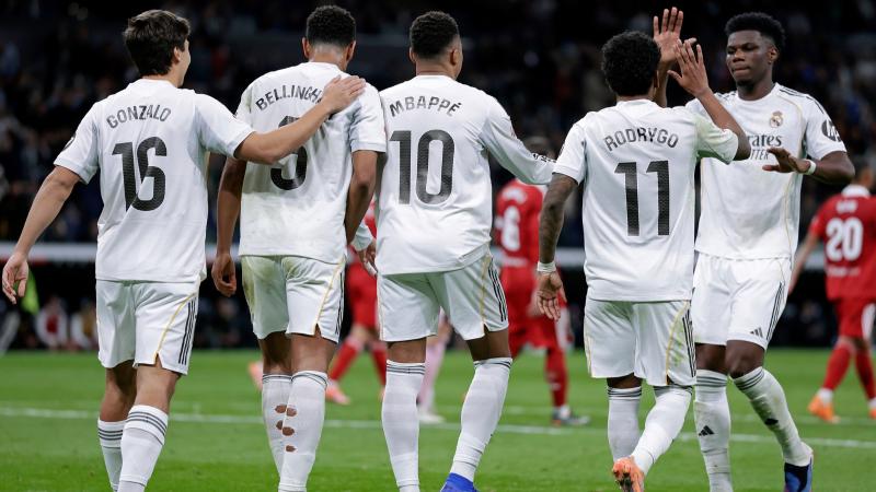 重庆两江新区十联屏打出多个宣传语，庆祝重庆铜梁龙冲超成功（重庆两江新区十联屏轮播多条祝贺语，庆贺重庆铜梁龙成功冲超）