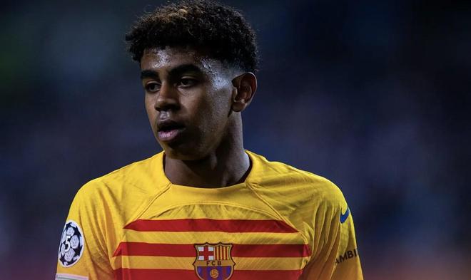 维尼修斯社媒秀恩爱：球场上风驰电掣，女友身边秒变俏皮男孩（维尼修斯社媒晒恩爱：赛场飞驰如电，女友身边瞬间变身俏皮男孩）