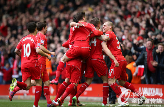 河南球迷在看台打出TIFO：United as one，we make history（河南球迷看台TIFO亮相：团结如一，共创历史）