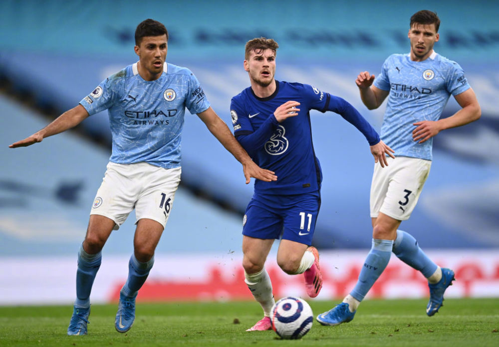 关键回合他站出来稳住一切（紧要关头他出面稳住全局）